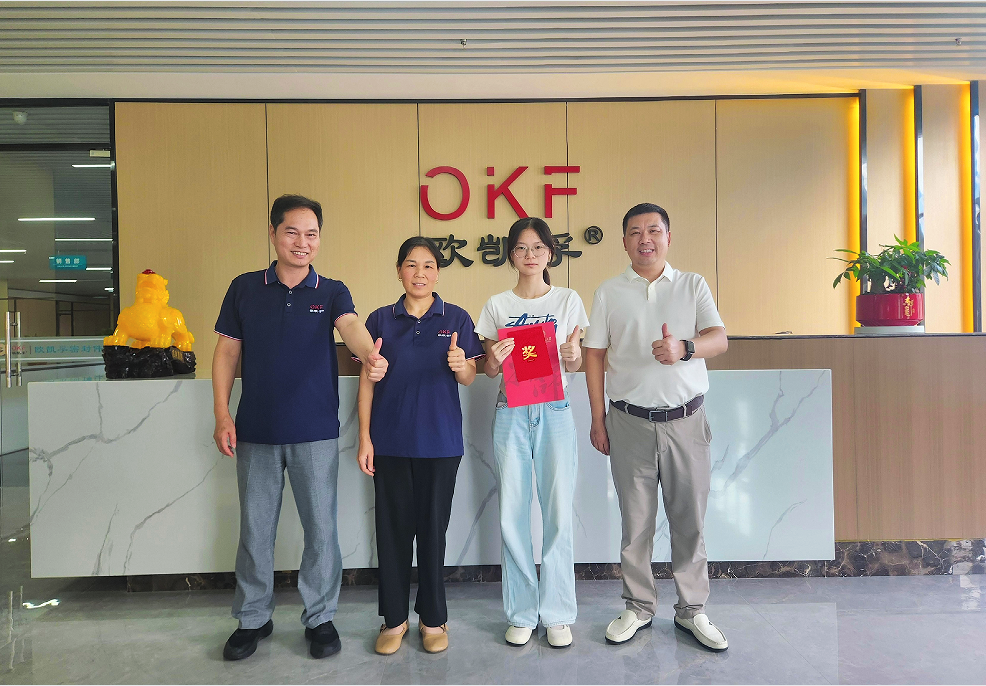 邀请在优秀毕业生来公司参观、分享、交流学习经验，并颁发励志奖学金。