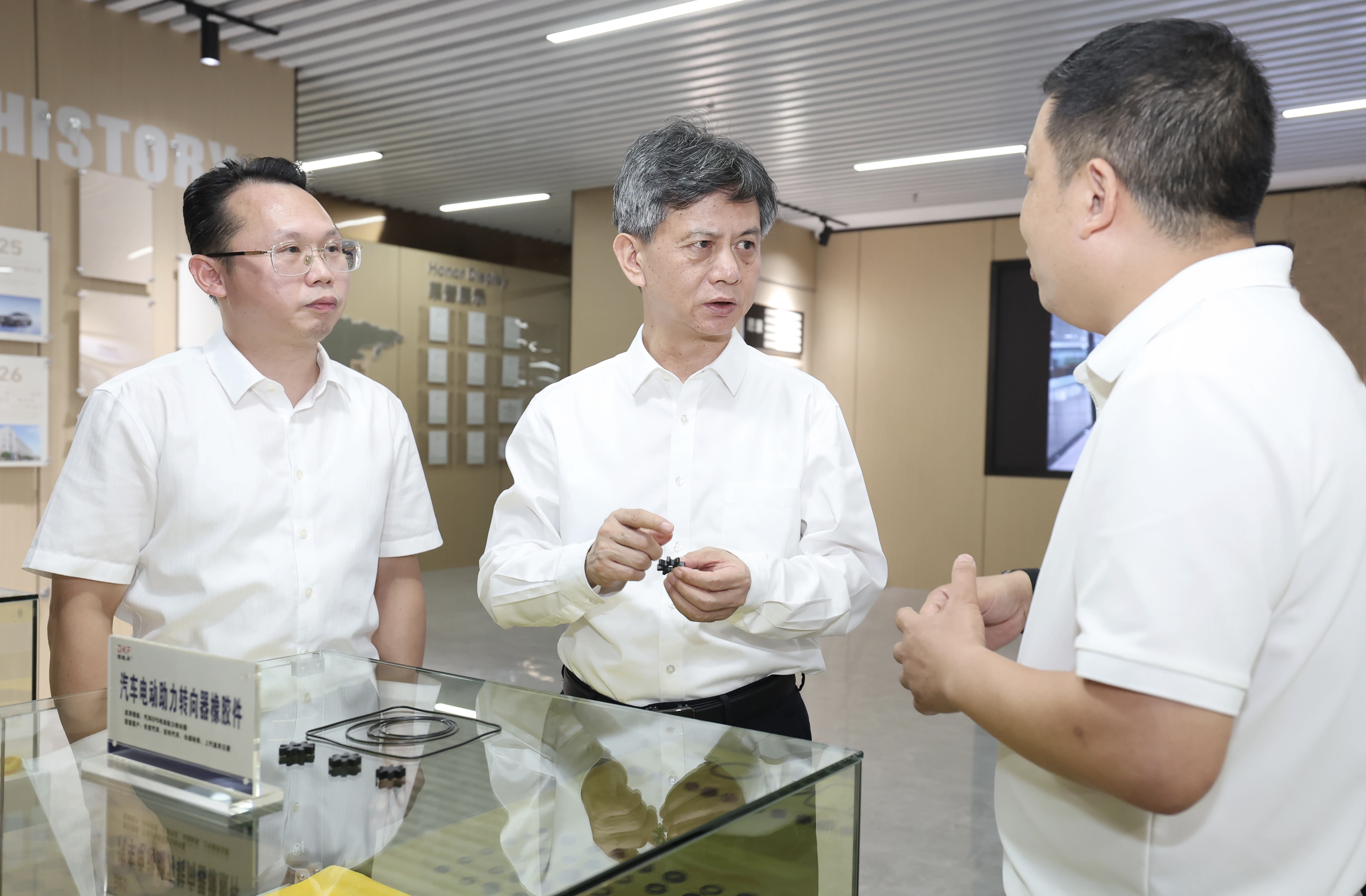 2026年8月25日，时任中共萍乡市委书记余正琨、安源区委书记邱伟一行莅临我司调研。